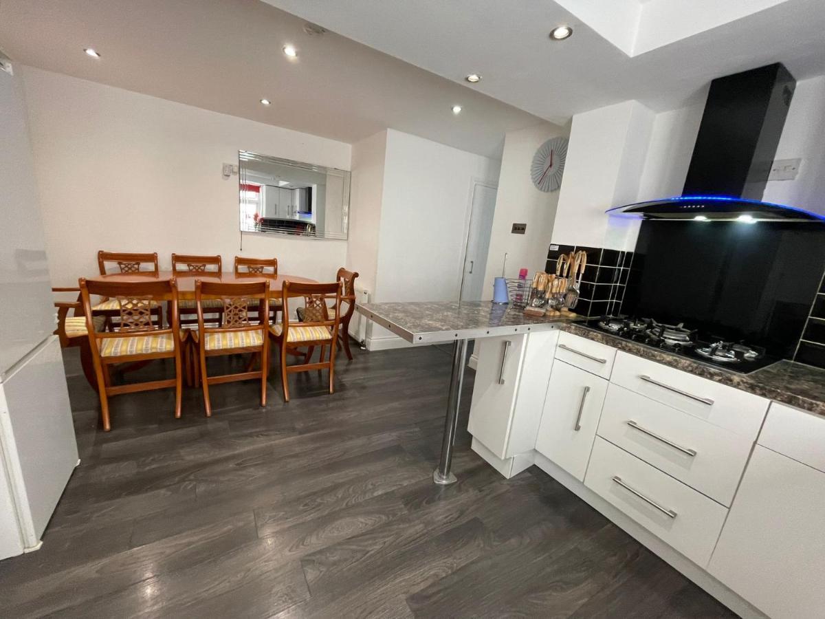 4 Bedroom House 10 Mins Walk To The Beach And Less Than A Mile From Bournemouth Main Station Exterior photo