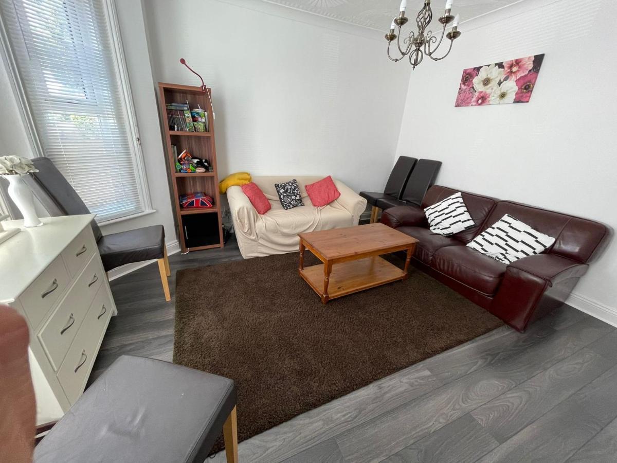 4 Bedroom House 10 Mins Walk To The Beach And Less Than A Mile From Bournemouth Main Station Exterior photo