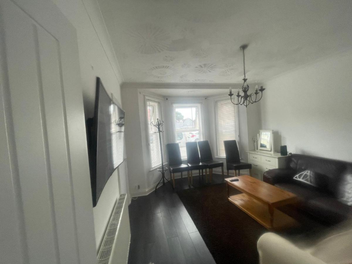 4 Bedroom House 10 Mins Walk To The Beach And Less Than A Mile From Bournemouth Main Station Exterior photo